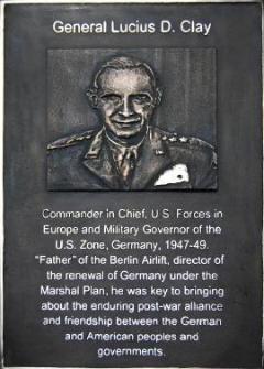 Gedentafel in Bronze, hergestellt im Bronzeguss, Größe 30 x 50 cm , General Lucius D. Clay,  US Army in Europa