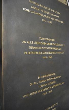 Ort: Gedenkstätte BergenBelsen - Gedenkskulptur, Gedenktafel in Bronze, hergestellt im Bronzeguss, für die türkischen Opfer im KZ Bergen-Belsen, Gedenkstätte Bergen-Belsen. Beauftragt durch das Türkische Generalkonsulat Hannover, 2012