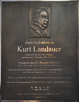 Gedenktafel aus Bronze, hergestellt im Bronzeguss, für Kurt Landauer, Präsident des FC Bayern München, Ansicht der Gedenktafel mit Portrait-Relief nach einem alten Foto, Originalgröße:  100 cm x 80 cm