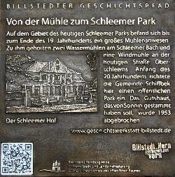 Geschichtstafel für den Billstedter Geschichtspfad.  In 13 Bronzetafeln mit Reliefs nach alten Fotografien und mit integriertem QR Code wird die Geschichte des Hamburger Stadtteils interaktiv auf einem Rundweg erzählt. Superurban!